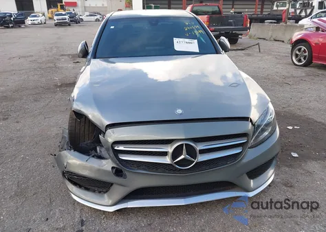 2015 Mercedes-Benz C 400 4Matic z USA, uszkodzony, nr VIN 55SWF6GB2FU011349